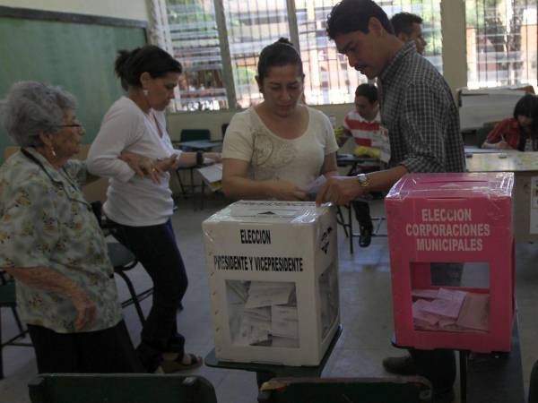 Los hondureños seguirán la forma tradicional de votar, pero deben exigir el uso del lector de huellas biométricas. Los hondureños seguirán la forma tradicional de votar, pero deben exigir el uso del lector de huellas biométricas.