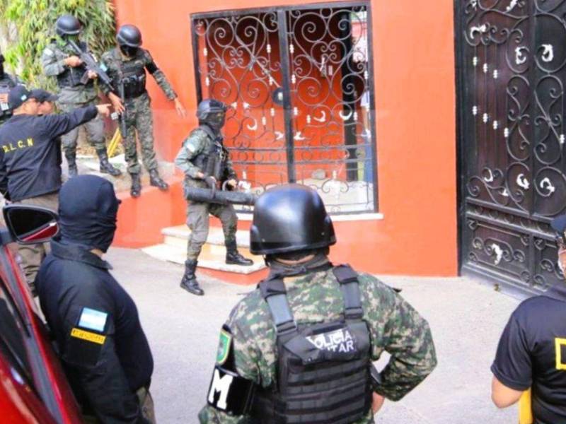 Los fiscales que ejecutaron el allanamiento en la vivivienda de Romeo Vásquez no presentaron una orden judicial. Los fiscales que ejecutaron el allanamiento en la vivivienda de Romeo Vásquez no presentaron una orden judicial.