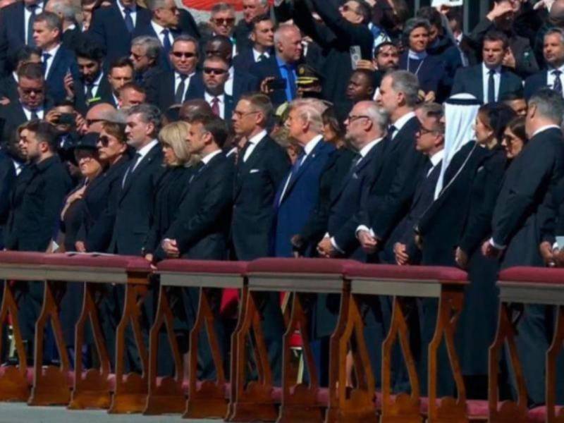 La presidenta de Honduras, Xiomara Castro, y el presidente de Estados Unidos, Donald Trump, compartieron la primera fila durante el funeral del papa Francisco en la Plaza de San Pedro, separados por solo cuatro personas. La presidenta de Honduras, Xiomara Castro, y el presidente de Estados Unidos, Donald Trump, compartieron la primera fila durante el funeral del papa Francisco en la Plaza de San Pedro, separados por solo cuatro personas.
