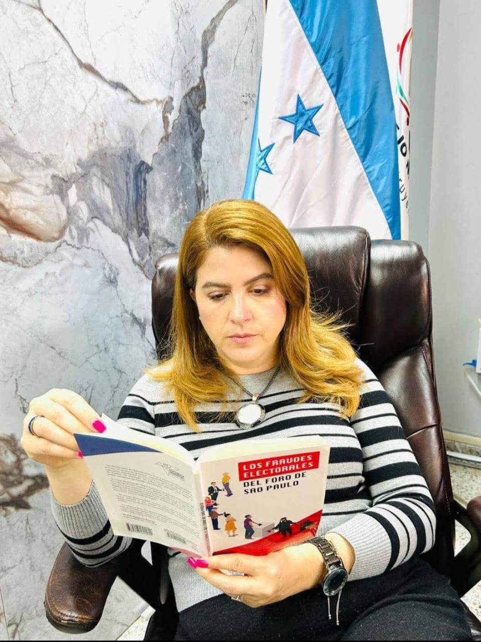 Cossette López, consejera presidenta del CNE, con el libro Los fraudes electorales del Foro de Sao Paulo. Cossette López, consejera presidenta del CNE, con el libro Los fraudes electorales del Foro de Sao Paulo.