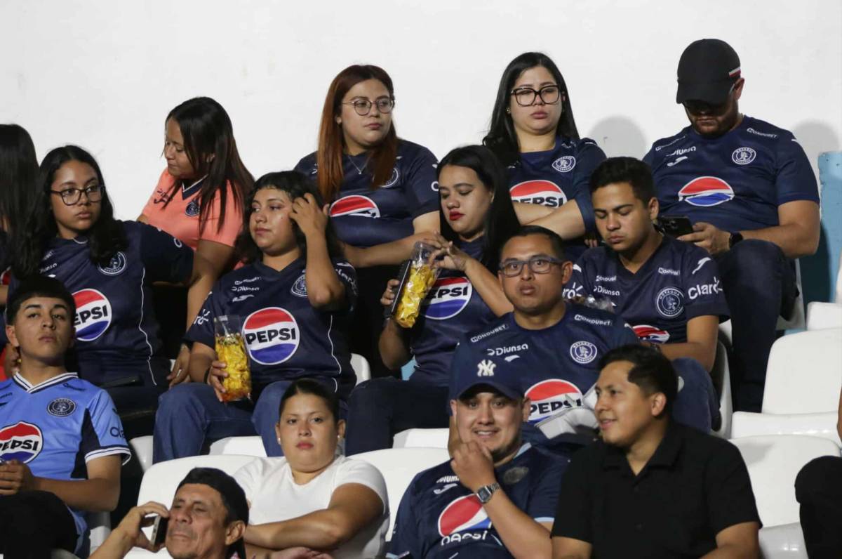 Chica linda desata la locura, el show de la barra de Motagua y los fieles aficionados Aurinegros Chica linda desata la locura, el show de la barra de Motagua y los fieles aficionados Aurinegros