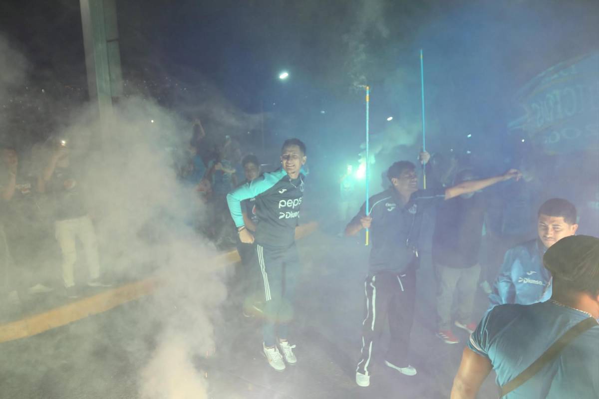 Chica linda desata la locura, el show de la barra de Motagua y los fieles aficionados Aurinegros Chica linda desata la locura, el show de la barra de Motagua y los fieles aficionados Aurinegros