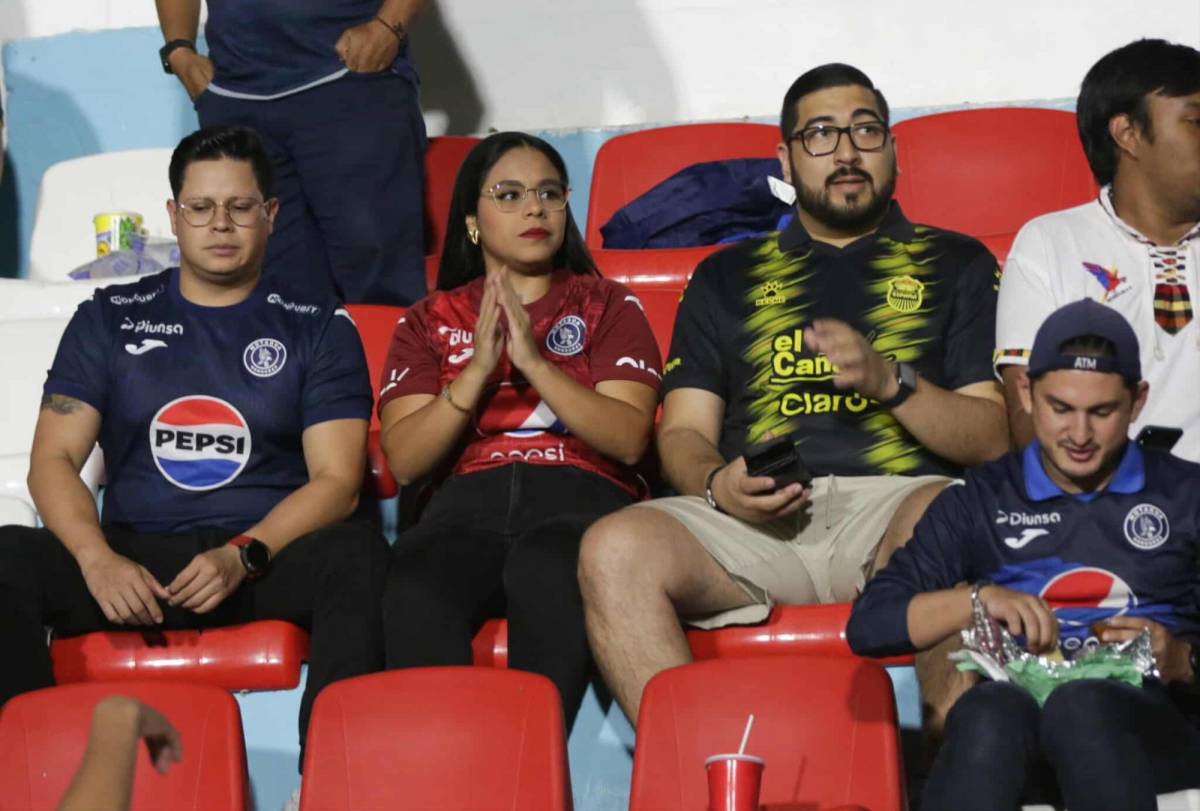 Chica linda desata la locura, el show de la barra de Motagua y los fieles aficionados Aurinegros Chica linda desata la locura, el show de la barra de Motagua y los fieles aficionados Aurinegros