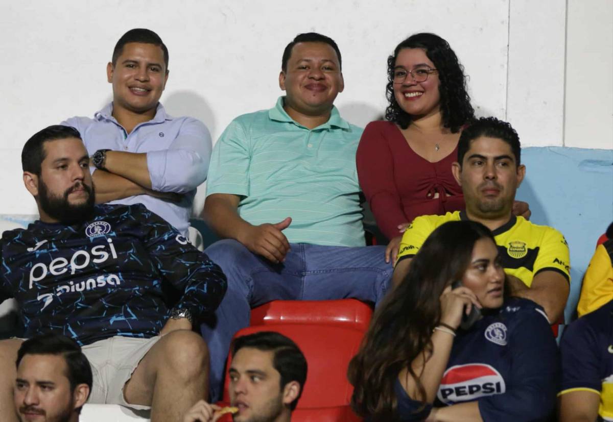 Chica linda desata la locura, el show de la barra de Motagua y los fieles aficionados Aurinegros Chica linda desata la locura, el show de la barra de Motagua y los fieles aficionados Aurinegros