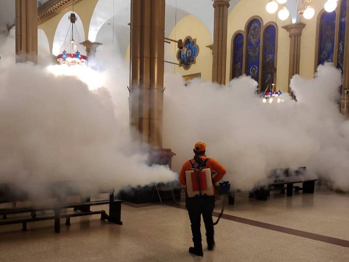 Fumigan la Basílica de Suyapa y alrededores previo a la Alborada Fumigan la Basílica de Suyapa y alrededores previo a la Alborada