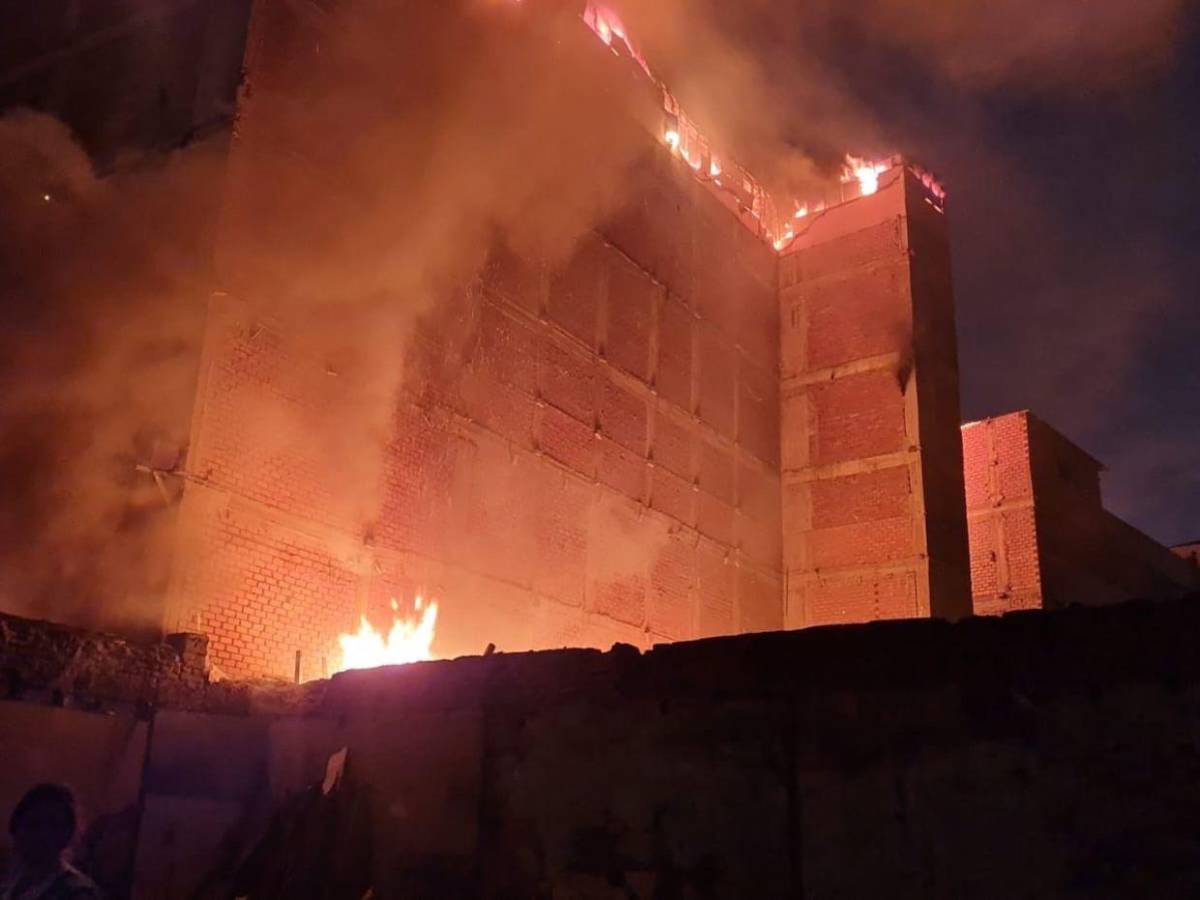 Incendio en Lima: bomberos luchan contra llamas en almacenes de juguetes Incendio en Lima: bomberos luchan contra llamas en almacenes de juguetes