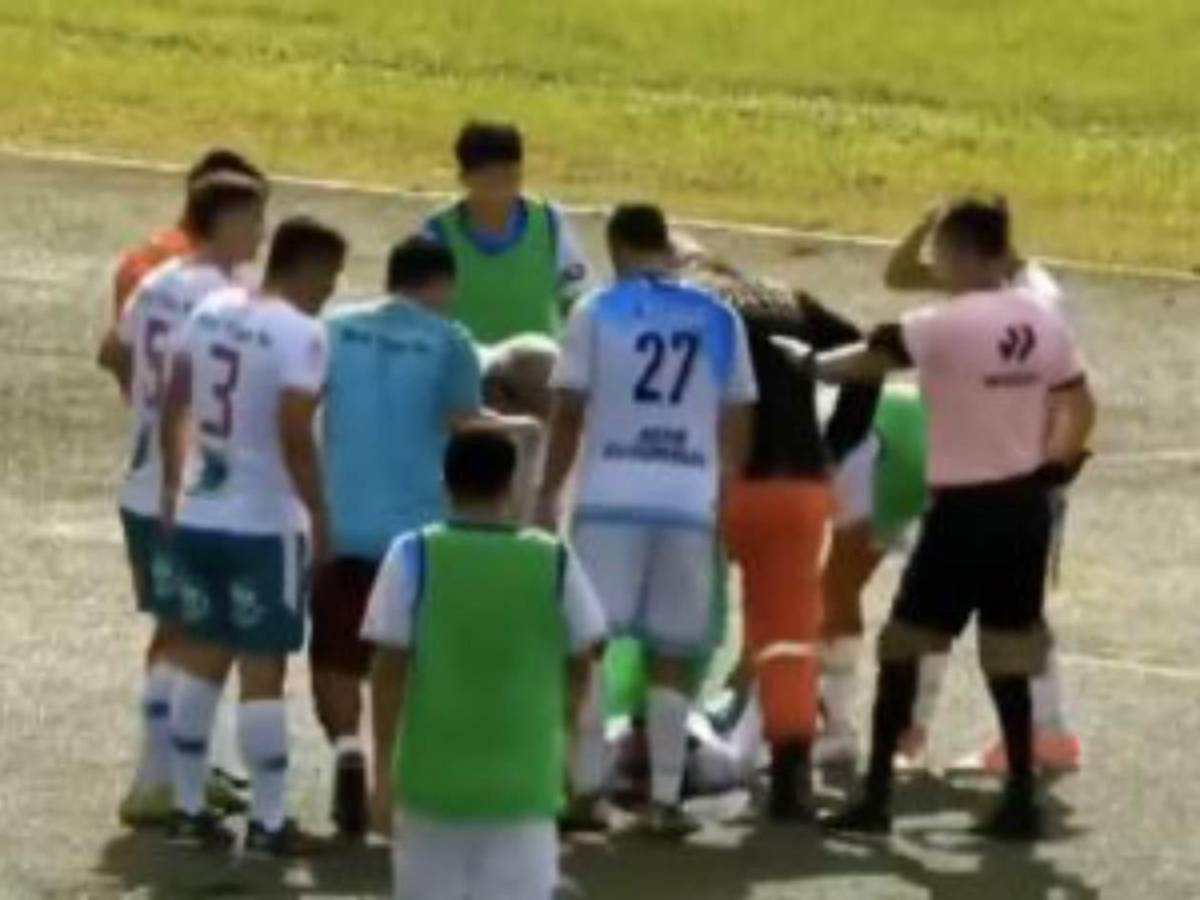 Muere futbolista tras fuerte choque con portero en pleno partido Muere futbolista tras fuerte choque con portero en pleno partido