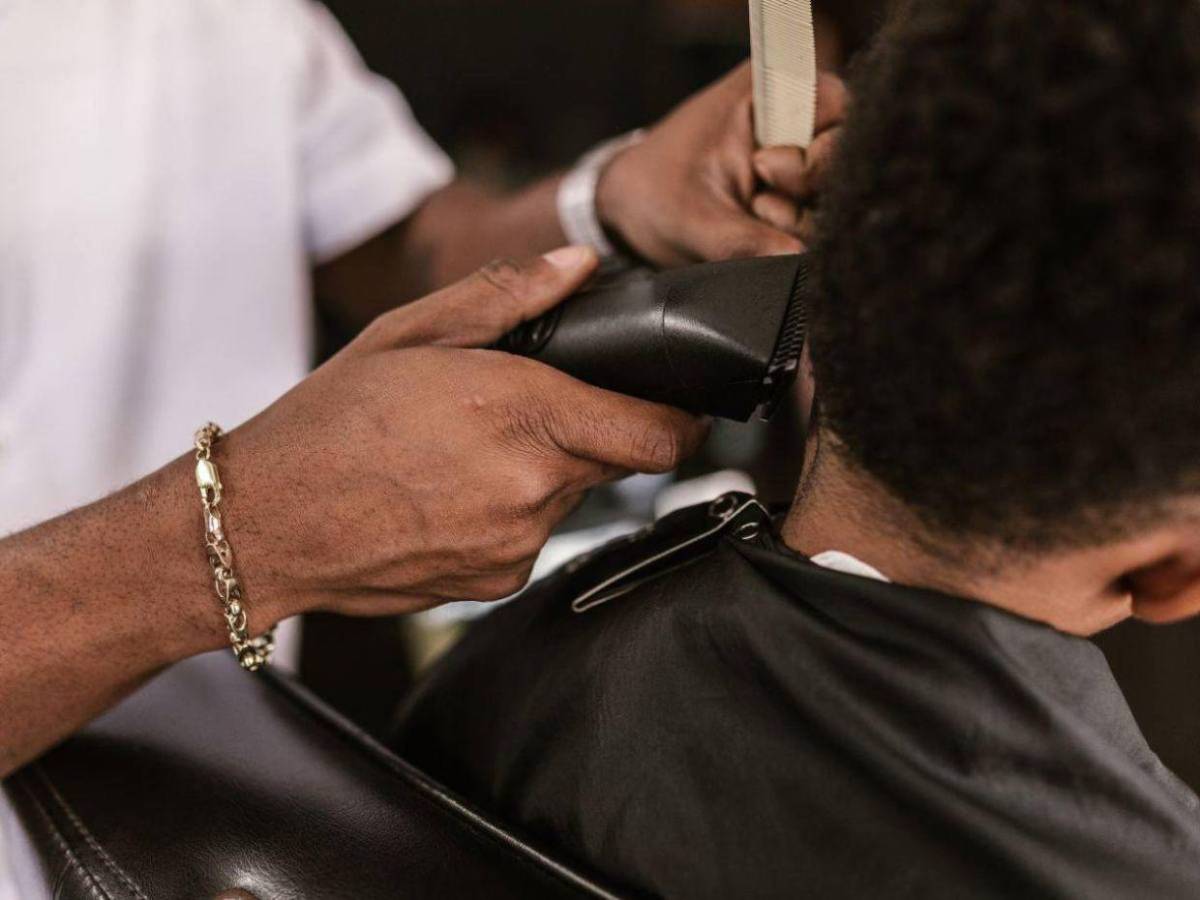 Barbero acusado de abusar de 20 hombres en California está prófugo Barbero acusado de abusar de 20 hombres en California está prófugo