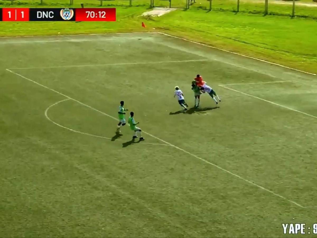 Muere futbolista tras fuerte choque con portero en pleno partido Muere futbolista tras fuerte choque con portero en pleno partido