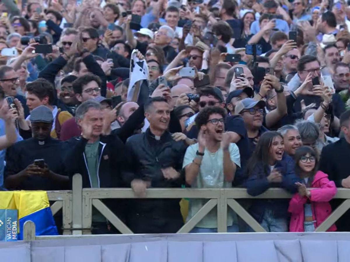 ¡Habemus Papam! Así se celebró en la plaza de San Pedro el anuncio del nuevo papa ¡Habemus Papam! Así se celebró en la plaza de San Pedro el anuncio del nuevo papa