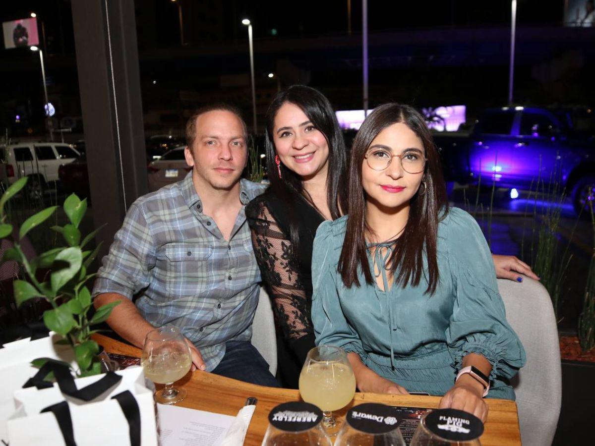 ESTILO y Mall Multiplaza brindan con whisky por los padres