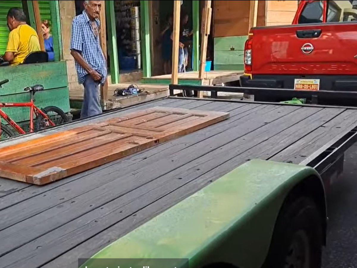 Momento en que bajaron a Nasser, hombre con obesidad en La Ceiba, para ser trasladado al hospital Momento en que bajaron a Nasser, hombre con obesidad en La Ceiba, para ser trasladado al hospital