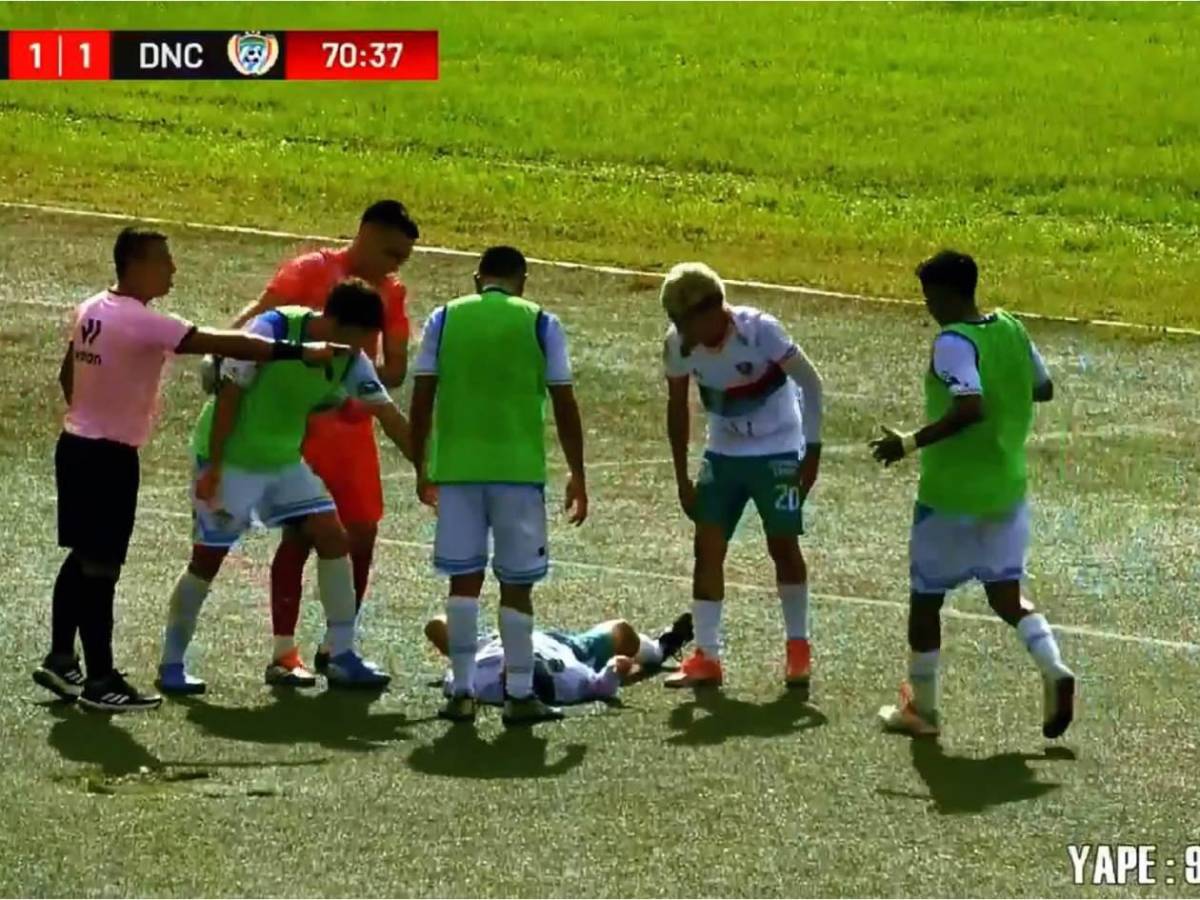 Muere futbolista tras fuerte choque con portero en pleno partido Muere futbolista tras fuerte choque con portero en pleno partido