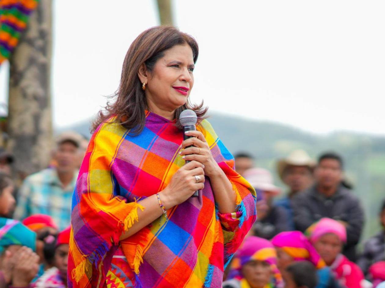 Rixi Moncada sostiene encuentro con comunidades lencas en Intibucá