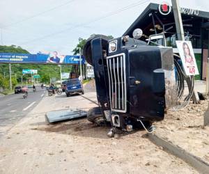 Debido al impacto con el turismo, el carro sisterna volcó y quedó el la orilla del anillo periférico a pocos metros de la vía rápida.