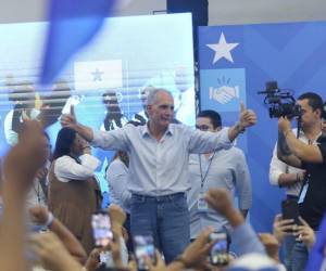 Nasry “Tito” Asfura saluda a los convencionales tras jurarse como nuevo presidente del PN y prometer una campaña de altura en los próximos meses rumbo a las elecciones generales de noviembre.
