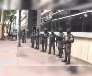 Varios Policías Militares resguardan la zona tras las amenazas.
