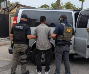 Un menor de 17 años, identificado únicamente como Henry, fue detenido por el Servicio de Inmigración y Control de Aduanas (ICE).