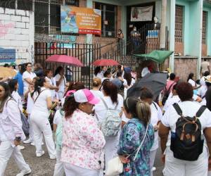 Este lunes, las autoridades de la Secretaría de Salud (Sesal) enfrentan una doble presión. Por un lado, las enfermeras profesionales protestan para que se les respeten sus derechos laborales, y por otro, las auxiliares denuncian sobrecarga de trabajo y maltratos.