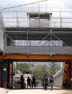 Celdas con camas cómodas, mesas de billar, electrodomésticos y Wi-Fi revelan la corrupción y falta de control en los centros penitenciarios de Honduras, dicen analistas.