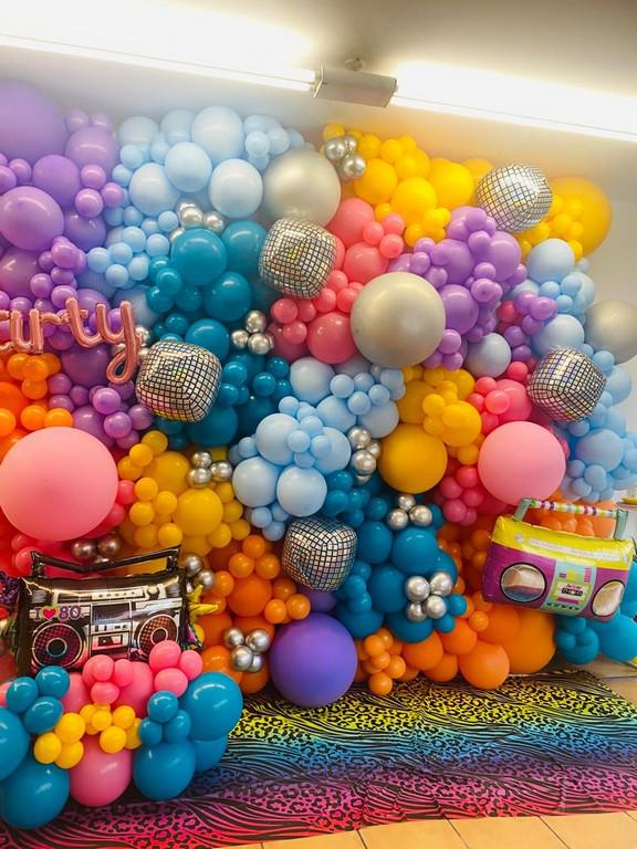Los globos son su sello distintivo.