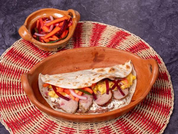 Una deliciosa interpretación gourmet de la baleada clásica que pasa de lo tradicional a lo especial.