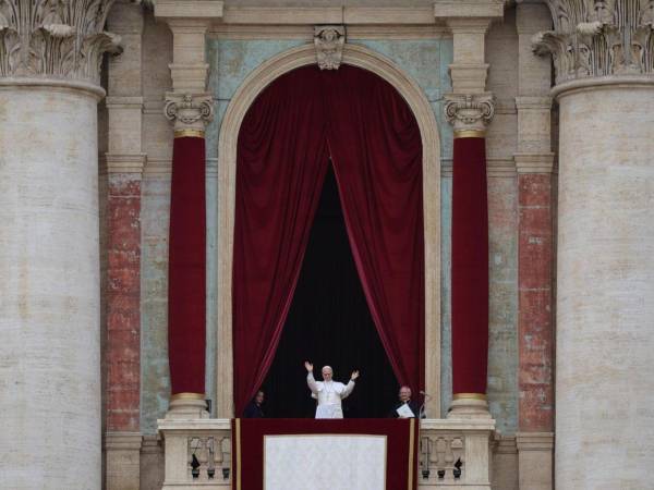 El papa León XIV envió su saludo desde el balcón donde llevó a cabo el rezo.
