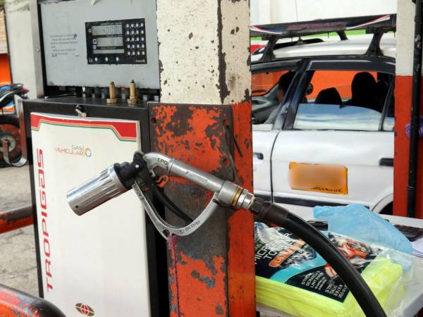 Las asociaciones de taxistas han hecho cobros irregulares a los taxistas que se les ha instalado el sistema de Gas Licuado del Petróleo (GLP).