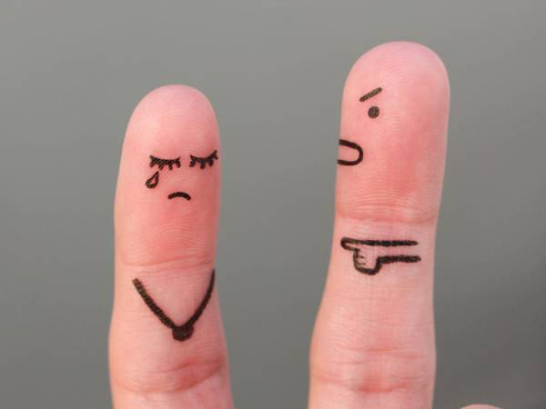 La vergüenza se convierte en una barrera emocional que inhibe al niño y limita su espontaneidad.