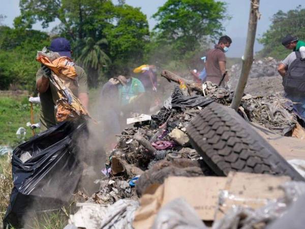 Trabajadores del programa Barrio Limpio realizan labores en zonas de la Rivera Hernández.