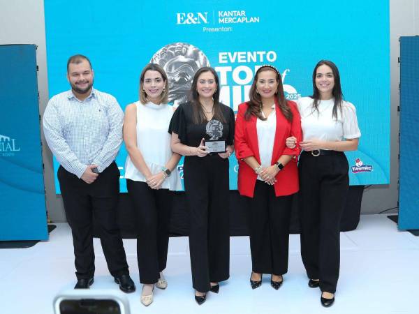 Gustavo Chávez, jefe de marca y promociones; Sarah Zepeda, subgerente mercadeo regional; Valeria Ríos, vicepresidente de estrategia comercial, mercadeo y sostenibilidad de BAC Honduras; Mónica Arita, gerente comunicación e imagen corporativa; y Cristha Maradiaga, coordinadora de relaciones públicas.