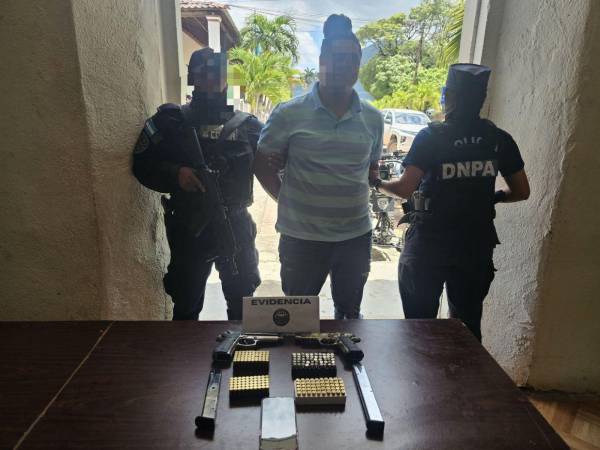 Agentes de la Dirección Nacional Policial Antidrogas (DNPA) y Dirección Nacional de Fuerzas Especiales (DNFE), allanaron la vivienda donde capturaron al hombre de 26 años en posesión de armas y munición.
