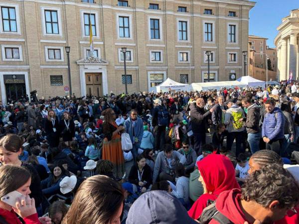 Miles de fieles empiezan a llenar este sábado la plaza de San Pedro del Vaticano horas antes de que comience el funeral del papa Francisco, una ceremonia que se espera congregue a unas 200.000 personas, además de a decenas de autoridades internacionales.