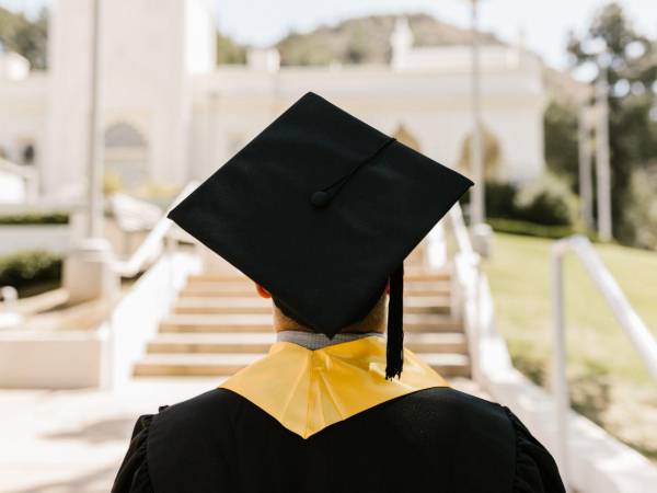 Para que un título de universidad privada sea validado se debe presentar documentación, pagar tasas según el nivel académico y seguir ciertos pasos.