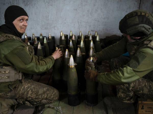 Militares ucranianos de la unidad de artillería del 425º Regimiento de Asalto Separado mantienen su posición cerca de Pokrovsk, en la región de Donetsk, este de Ucrania.