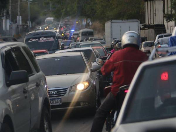Desde antes de las 6 de la mañana de este martes- 25 de marzo-, los capitalinos han experimentado dificultades para avanzar ante el congestionamiento vehicular en las principales vías, causando demoras considerables para quienes intentan salir o ingresar a la capital. Así lucen las largas filas.