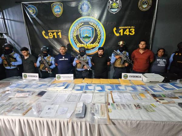Los cinco integrantes de la Banda G5 dedicada a la falsificación de lempiras de diferentes denominaciones y dólares, se presentaron a la audiencia inicial en los juzgados de San Pedro Sula.