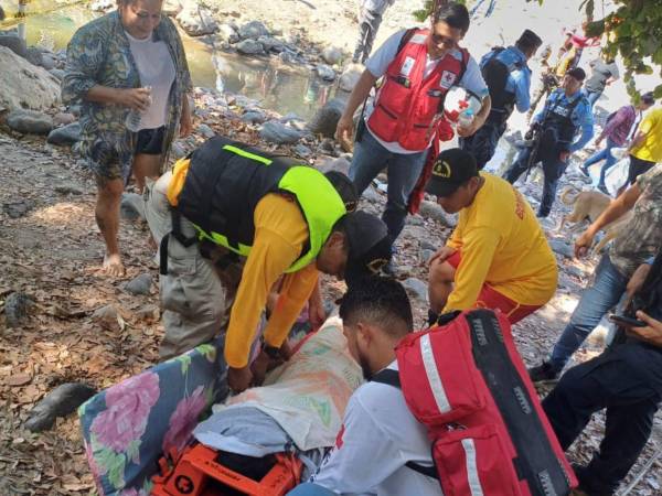 Miembros del Cuerpo de Bomberos y Cruz Roja Hondureña, brindaron asistencia en la emergencia donde se determinó que el comerciante Alex Javier Pacheco ya no presentaba signos vitales.