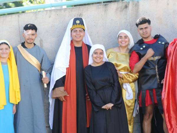 Cientos de jóvenes participaron este viernes en el tradicional Vía Crucis que realiza todos los años la Iglesia Católica en el territorio nacional para recordar la muerte y resurrección de Jesús.