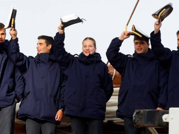 La princesa Leonor de Borbón y demás tripulantes del buque escuela español Juan Sebastián de Elcano saludan al zarpar este domingo 23 de marzo, en el muelle Prat, del puerto de Punta Arenas.