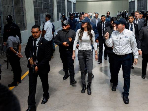 La secretaria de Seguridad estuvo cara a cara con algunos líderes de pandillas salvadoreñas que están recluidos en la megacárcel.