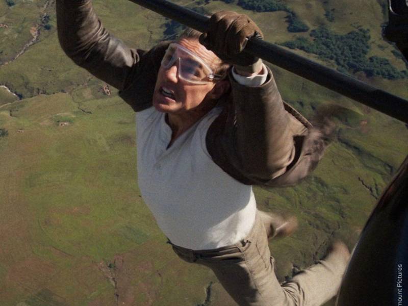 El veterano actor en una arriesgada acrobacia en “Misión imposible: sentencia final”, cinta disponible en la taquilla mundial a partir de hoy.