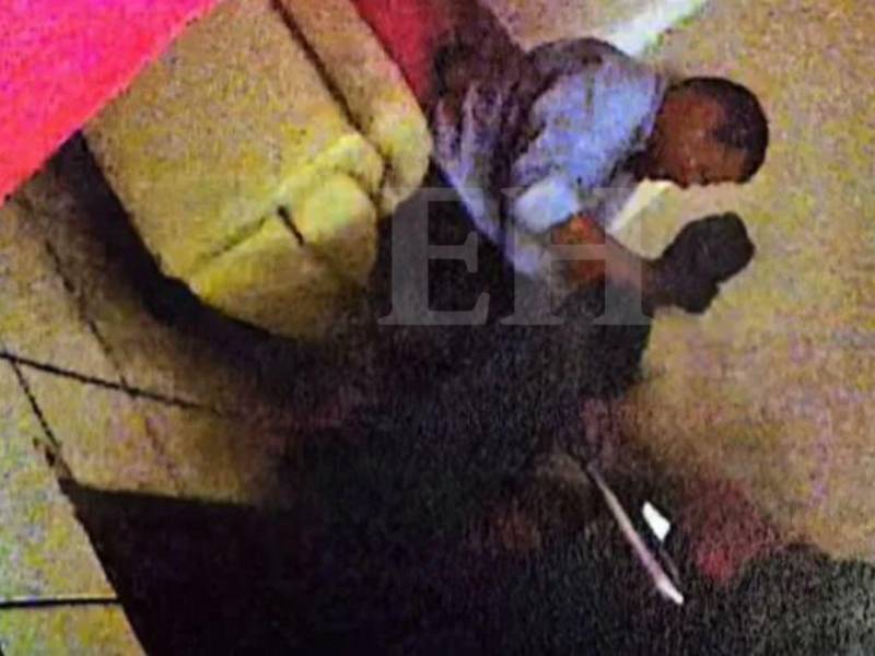 Esta imagen presuntamente muestra a Romeo Vásquez recibiendo dinero en una bolsa negra.