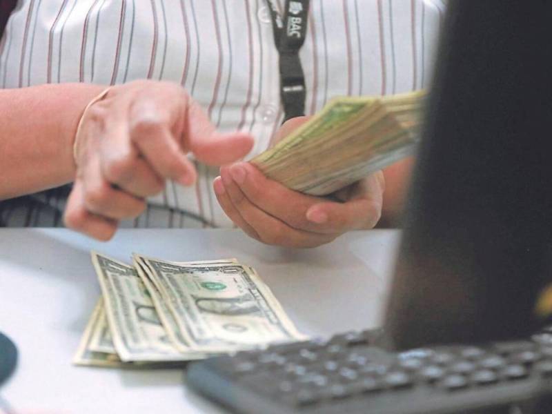 La devaluación sostenida del lempira frente al dólar sigue, provocando una pérdida del poder adquisitivo para los hondureños que desean obtener la divisa.