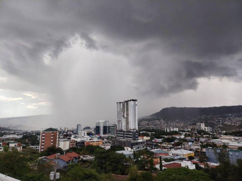 Una de las regiones más afectadas por las precipitaciones de este martes -3 de junio- fue el casco histórico de la capital.
