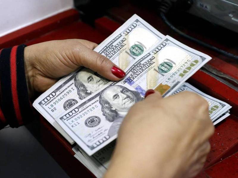 Las comisiones de envío varían de acuerdo con el sistema y la plataforma utilizada, pero oscilan entre los 4 y 28 dólares, según datos del Banco Mundial. Casi siempre quien la envía asume el costo.