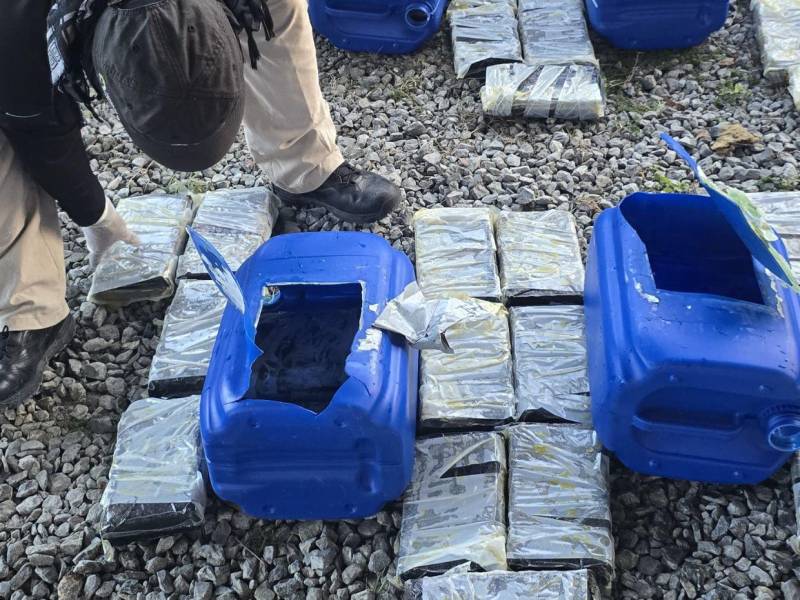 Un camión viajaba cargado de recipientes que presuntamente contenían varios galones de productos de limpieza. El cargamento pasaba desapercibido entre los tantos vehículos que transportan mercancía en la zona norte de Honduras. Sin embargo, lo que se halló en su interior dejó sorprendidos a todos.