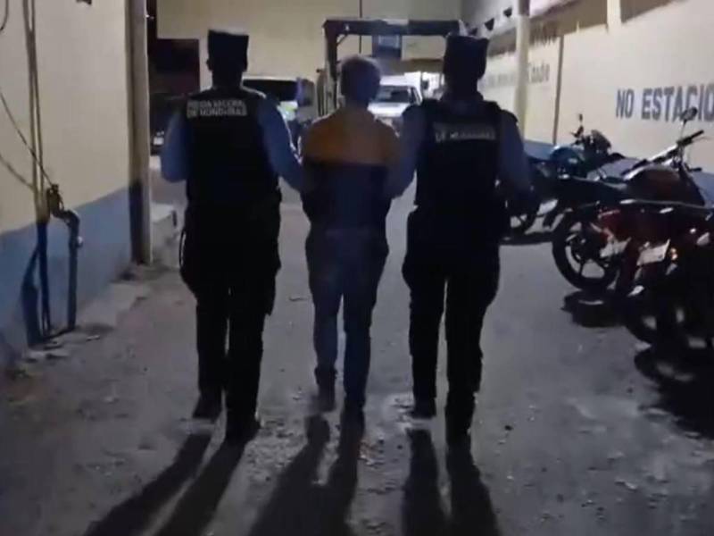 Momento de la detención de Dulce, madre de dos menores de edad, a quienes habría maltratado en varias ocasiones.