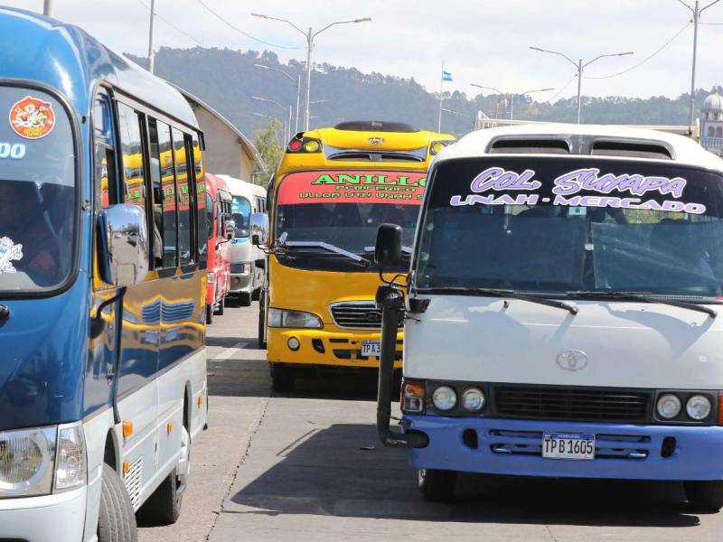 Los transportistas reclaman seis meses de deuda del bono compensatorio. Exigen al gobierno el pago de 400 millones de lempiras o iniciarán medidas de presión.