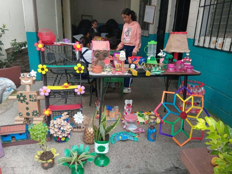 Los niños de las Escuelas Amigables con el Ambiente están listos para ofrecer sus productos este sábado en la Feria del Reciclaje.